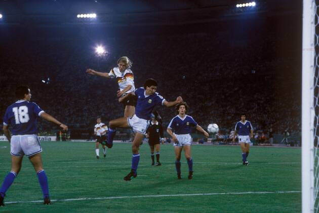 Jürgen Klinsmann (BR Deutschland, 2.v.li.) im Luftkampf gegen Pedro Monzon (Mitte), Jose Serrizuela (li.) und Pedro Antonio Troglio (alle Argentinien, re.) schauen zu Fußball WM Herren Weltmeisterschaft 1990, Nationalmannschaft, Nationalteam, Nationaltrikot, Länderspiel, Finale Totale Rom Dynamik, Höhe, Kampf,