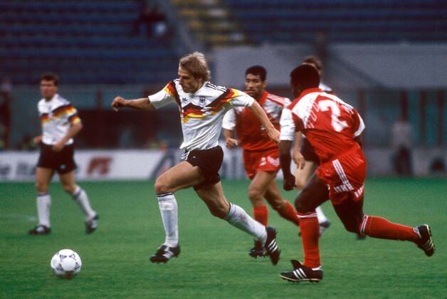 Jürgen Klinsmann (BR Deutschland, 2.v.li.) setzt sich gegen Khaleel Ghanim Mubarak (Vereinigte Arabische Emirate, re.) durch Fußball WM Herren Weltmeisterschaft 1990, Nationalmannschaft, Nationalteam, Nationaltrikot, Länderspiel, Gruppe D Gruppe Mailand Dynamik,