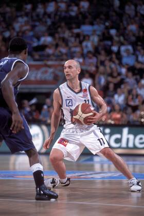 Pascal Roller (Frankfurt, re.) gegen Antwine Williams (Tübingen) Basketball 1. BL Herren BBL 2005 2006, Deutsche Bank Skyliners Frankfurt - Walter Tigers Tübingen 68:73 Gruppe Frankfurt M. Dynamik,