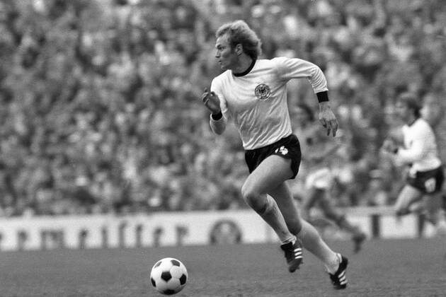 Uli Hoeneß (BR Deutschland) am Ball Fußball WM Herren Weltmeisterschaft 1974, Nationalmannschaft, Nationalteam, Nationaltrikot, Länderspiel, Finale, BRD Einzelbild München Dynamik,