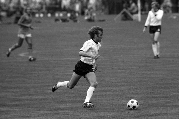 Rainer Bonhof (BR Deutschland) am Ball Fußball WM Herren Weltmeisterschaft 1974, Nationalmannschaft, Nationalteam, Nationaltrikot, Länderspiel, Finale, BRD Einzelbild München Dynamik,