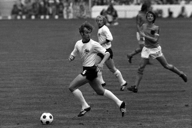 Rainer Bonhof (BR Deutschland) am Ball Fußball WM Herren Weltmeisterschaft 1974, Länderspiel, Nationalmannschaft, Nationalteam, Nationaltrikot, Vneg, Vsw Einzelbild Finale, Endspiel München