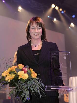 Claudia Pechstein (Deutschland) wird zur Berliner Sportlerin des Jahres 2005 gekürt Eisschnellauf Damen Berliner Sportler des Jahres 2005, Gala, Sportgala, Sportlergala, Auszeichnung, Sportlerauszeichnung Einzelbild Champions Berlin Freude,