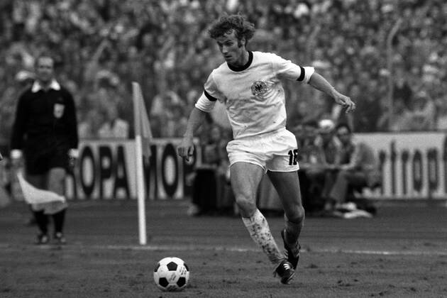 Rainer Bonhof (BR Deutschland) am Ball Fußball WM Herren Weltmeisterschaft 1974, Nationalmannschaft, Nationalteam, Nationaltrikot, Länderspiel, Zwischenrunde Einzelbild Frankfurt M. Dynamik,