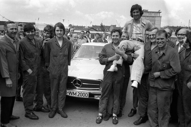 Der frisch gebackene Weltmeister Gerd Müller (BR Deutschland) wird von den Arbeitern im Münchner Mercedes Werk auf Händen getragen, auch ein neuer Mercedes Benz 450 SLC steht für den Torjäger bereit Fußball WM Herren Weltmeisterschaft 1974, Nationalmannschaft, Nationalteam, Weltmeister, Vneg, Vsw Totale München