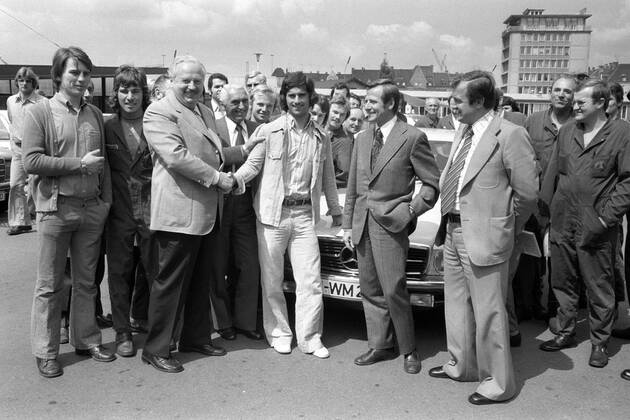 Der frisch gebackene Weltmeister Gerd Müller empfängt im Münchner Mercedes Werk allerlei Glückwünsche, u.a. auch von Oberbürgermeister Georg Kronawitter (2.v.re., SPD beide BR Deutschland), auch ein Mercedes Benz 450 SLC steht für den Torjäger bereit Fußball WM Herren Weltmeisterschaft 1974, Nationalmannschaft, Nationalteam, Weltmeister, Vneg, Vsw Totale Kommunalpolitik, Kommunalpolitiker München