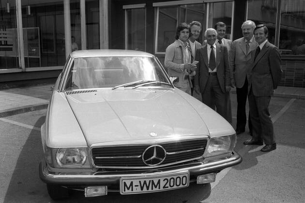 Der frisch gebackene Weltmeister Gerd Müller (li.) erhält als Anerkennung einen Mercedes Benz 450 SLC, auch Oberbürgermeister Georg Kronawitter (re., SPD beide BR Deutschland) ist unter den Gratulanten Fußball WM Herren Weltmeisterschaft 1974, Nationalmannschaft, Nationalteam, Weltmeister, Vneg, Vsw Gruppe München