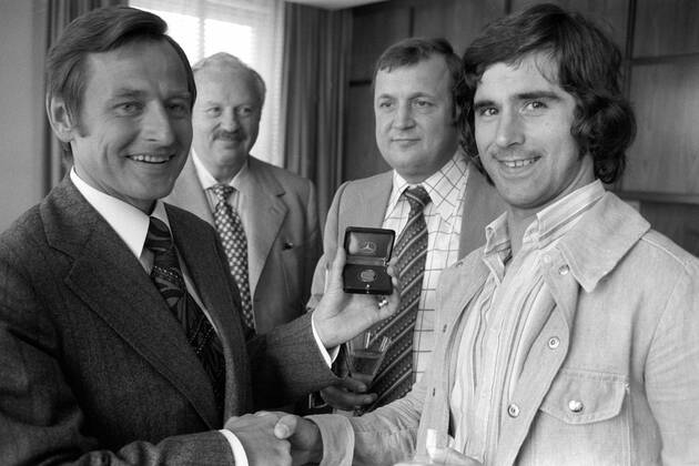 Der frisch gebackene Weltmeister Gerd Müller (re.) bekommt Oberbürgermeister Georg Kronawitter (SPD beide BR Deutschland) eine Erinnerungsmedaille vom Sponsor Mercedes Benz Fußball WM Herren Weltmeisterschaft 1974, Nationalmannschaft, Nationalteam, Weltmeister, Vneg, Vsw Gruppe Spielerauszeichnung, Ehrung, Spielerehrung München