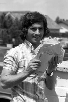 Der frisch gebackene Weltmeister Gerd Müller (BR Deutschland) bekommt jetzt noch mehr Fanpost Fußball WM Herren Weltmeisterschaft 1974, Nationalmannschaft, Nationalteam, Weltmeister, Vneg, Vsw Einzelbild München