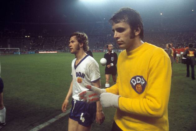 Torwart Jürgen Croy und Konrad Weise (beide DDR) - Abgang Fußball WM Herren Weltmeisterschaft 1974, Länderspiel, Nationalmannschaft, Nationalteam, Nationaltrikot, Vdia Gruppe Olympiastadion, Gruppe 1 Berlin Enttäuschung,