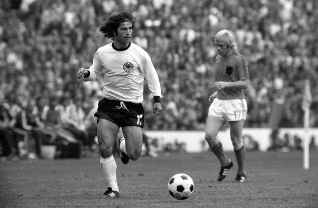 Gerd Müller (BR Deutschland) am Ball Fußball WM Herren Weltmeisterschaft 1974, Länderspiel, Nationalmannschaft, Nationalteam, Nationaltrikot, Vneg, Vsw Einzelbild Finale, Endspiel München Dynamik,