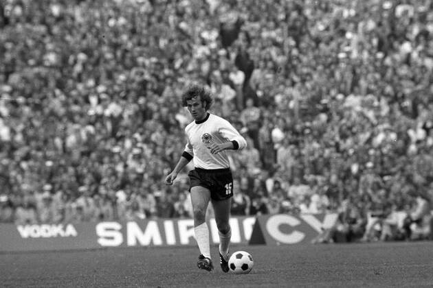 Rainer Bonhof (BR Deutschland) am Ball Fußball WM Herren Weltmeisterschaft 1974, Länderspiel, Nationalmannschaft, Nationalteam, Nationaltrikot, Vneg, Vsw Einzelbild Finale, Endspiel München