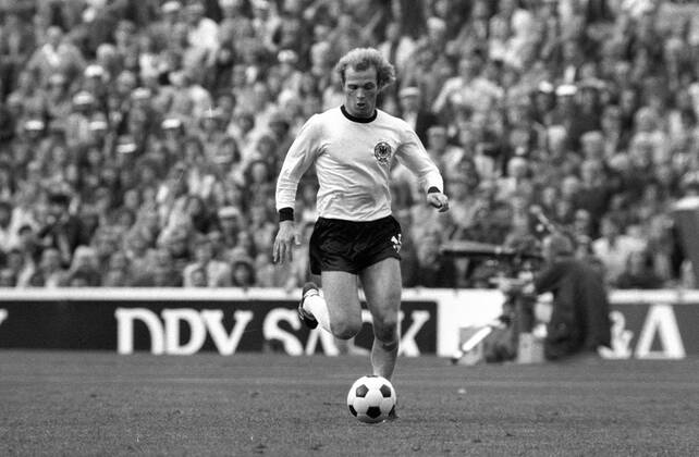 Uli Hoeneß (BR Deutschland) am Ball Fußball WM Herren Weltmeisterschaft 1974, Länderspiel, Nationalmannschaft, Nationalteam, Nationaltrikot, Vneg, Vsw Einzelbild Finale, Endspiel München