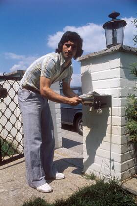 Der frisch gebackene Weltmeister Gerd Müller (BR Deutschland) kann sich vor Fanpost kaum noch retten Fußball WM Herren Weltmeisterschaft 1974, Nationalmannschaft, Nationalteam, Vdia Einzelbild München
