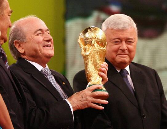 FIFA Präsident Joseph S. Blatter (Schweiz, li.) mit dem Weltpokal, daneben Ricardo Terra Teixeira (Brasilien), Präsident des brasilianischen Fußballverbandes CBF Fußball WM Herren Gruppenauslosung 2005, Weltmeisterschaft 2006, Endrundenauslosung, Auslosung, Gruppen, Ziehung Gruppe Leipzig