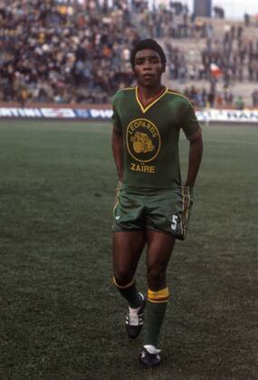 Boba Lobilo (Zaire) - enttäuschter Abgang Fußball WM Herren Weltmeisterschaft 1974, Nationalmannschaft, Nationalteam, Nationaltrikot, Länderspiel, Gruppe B Einzelbild Frankfurt M. Nachdenklichkeit, Enttäuschung,
