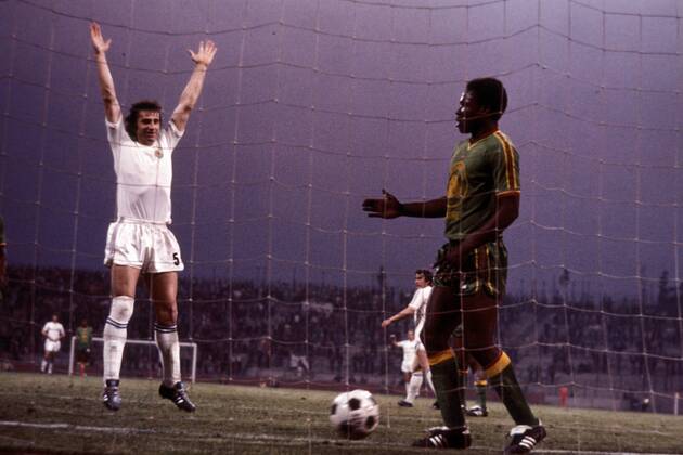 Josip Katalinski (li., Jugoslawien) - Torjubel, Ilunga Mwepu (Zaire) enttäuscht Fußball WM Herren Weltmeisterschaft 1974, Länderspiel, FIFA World Cup, Worldcup, Vdia Gruppe Gruppe 2 Gelsenkirchen Freude,
