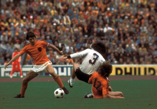 Johan Cruyff (li.) und Ruud Krol (re., beide Niederlande) gegen Paul Breitner (BR Deutschland) Fußball WM Herren Weltmeisterschaft 1974, Länderspiel, Nationalmannschaft, Nationalteam, Nationaltrikot, Vdia Gruppe Finale, Endspiel München