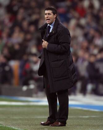 Trainer Juan Ramon Lopez Caro (Real Madrid) gibt lautstark Anweisungen -  Fußball Herren Copa del Rey 2005 2006, Spanischer Pokal, Pokalspiel, Real Madrid CF Einzelbild Madrid