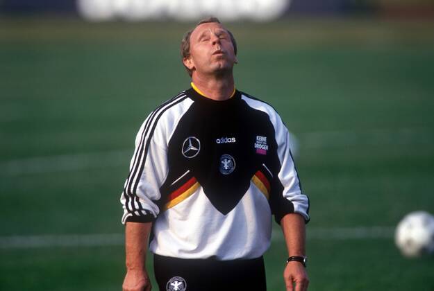 Bundestrainer Berti Vogts (Deutschland) pustet erleichtert durch Fußball WM Herren Weltmeisterschaft 1994, Nationalmannschaft, Nationalteam, Training Einzelbild Chicago