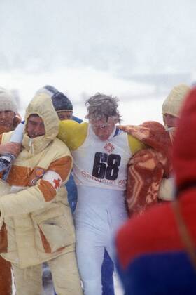 Gunde Svan (Schweden) vollkommen erschöpft im Ziel, Rot Kreuz Sanitäter müssen ihn stützen Nordischer Skilauf OS Winter Herren Olympische Spiele 1984, Winterspiele, Ski Nordisch, Skisport, Langlauf, Skilanglauf, Vdia Gruppe Igman Veliko Polje Sarajevo Erschöpfung,