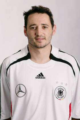 Oliver Neuville (Deutschland) Fußball Herren Nationalmannschaft 2006, Nationalteam, Vorstellung, Präsentation, Pressetermin, Porträttermin Porträt Fotostudio, Studioaufnahme