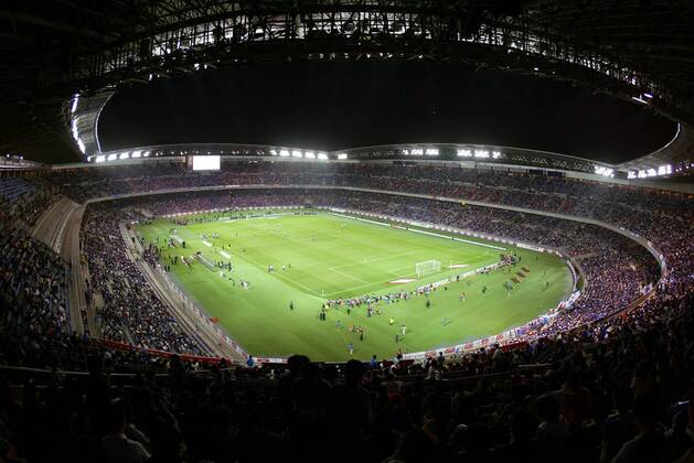 Das ausverkaufte International Sports Stadium in Yokohama kurz vor dem WM Finale 2002 Fußball WM Herren Weltmeisterschaft 2002, Finale, Endspiel Totale Flutlicht, Nacht, nachts, Dunkelheit, dunkel Yokohama, Abend, abends
