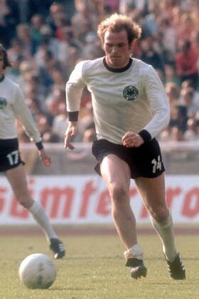 Uli Hoeneß (BR Deutschland) am Ball Fußball WM Herren Weltmeisterschaft 1974, Nationalmannschaft, Nationalteam, Nationaltrikot, Länderspiel, Gruppe 2 Einzelbild Düsseldorf Dynamik,