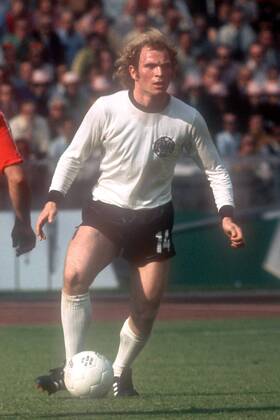 Uli Hoeneß (BR Deutschland) am Ball Fußball WM Herren Weltmeisterschaft 1974, Nationalmannschaft, Nationalteam, Nationaltrikot, Länderspiel, Gruppe A Einzelbild Berlin