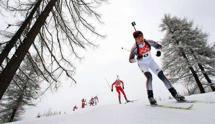 Uschi Disl (Deutschland) führt das Feld an Biathlon OS Winter Damen Olympische Spiele Turin 2006, Winterspiele, Massenstart, 12,5 km, 12,5km, Kilometer Totale Cesana San Sicario Dynamik,