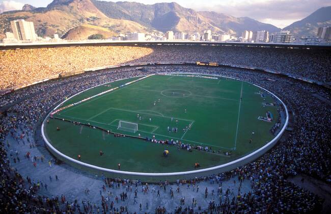 Das ausverkaufte Maracana Stadion während eiern Partie der Copa America 1989, dahinter erheben sich die Skyline von Rio de Janeiro und die Berge Fußball Länderspiel Herren Copa America 1989, Amerika, Südamerikameisterschaft, Südamerika Meisterschaft, Vdia Totale Estadio Jornalista Mario Filho, ausverkauft Rio de Janeiro, Zuschauerinteresse, voll, Masse