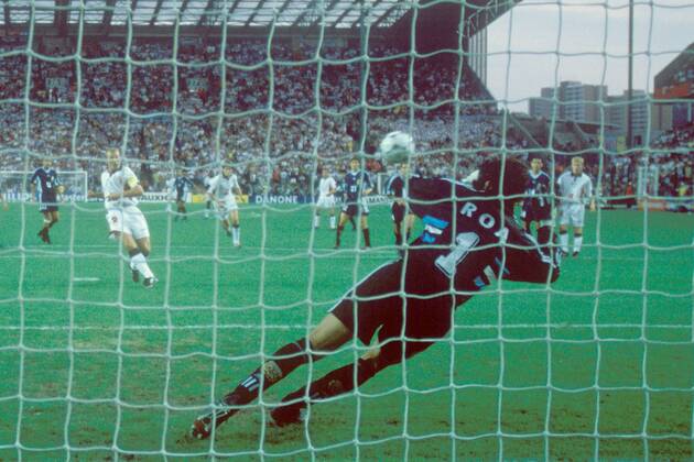 Alan Shearer (England) trifft per Elfmeter zum 1:1, Torwart Carlos Roa (Argentinien) streckt sich vergeblich Fußball Länderspiel Herren Weltmeisterschaft 1998, Nationalmannschaft, Nationalteam, Nationaltrikot, Achtelfinale Totale Stade Geoffroy Guichard, Stadion St. Etienne, Saint Idrettslag Dynamik,