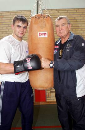 Trainer Fritz Sdunek (Deutschland) und sein Schützling Denis Boytsov (Rußland) zeigen die Fäuste Boxen Herren Boxen 2006, Boxsport, Profiboxen, Training, Schwergewicht, Gruppe Hamburg