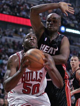 Michael Sweetney (Chicago Bulls, vorn) gegen Antoine Walker (Miami Heat) -  (CHI2006042707) Basketball Herren NBA 2005 2006, Chicago Bulls - Miami Heat 109:90, Play Off, Offs, Playoff, Playoffs, Gruppe Chicago Dynamik,