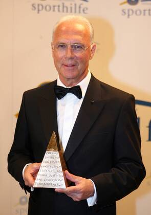 Franz Beckenbauer (Deutschland) mit der Goldenen Sportpyramide Fußball Herren Goldene Sportpyramide 2006, Stiftung Deutsche Sporthilfe, Gala, Sportgala, Benefiz, Benefizgala, Einzelbild Berlin