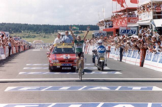 Laurent Jalabert (Frankreich Once) gewinnt die 12. Etappe der Tour de France 1995 und jubelt bei der Zielankunft vor Tour Direktor Jean Marie Leblanc (im Auto, re.) -  Radsport Herren Tour de France 1995, Straßenradsport, Straße, Rad Totale 12. Etappe: Alencon - Le Havre Freude,