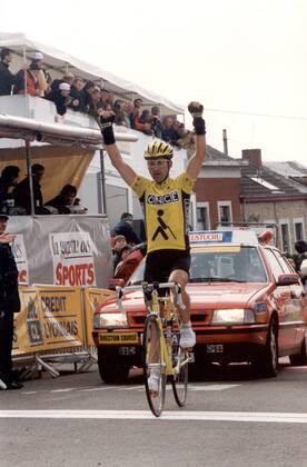 Laurent Jalabert (Frankreich ONCE) gewinnt den Fleche Wallone 1997 und jubelt bei der Zielankunft - Radsport Herren Fleche Wallone 1997, Wallonischer Pfeil, Straßenradsport, Straße, Rad Einzelbild Huy Freude,