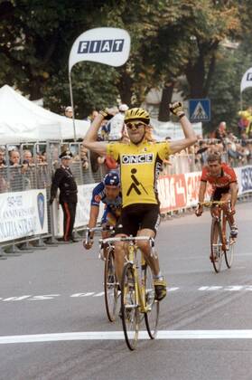 Laurent Jalabert (Frankreich ONCE) gewinnt den Giro di Lombardia 1997 vor Paolo Lanfranchi (Mapei GB, li.) und Francesco Casagrande (Saeco beide Italien) - Radsport Herren Giro di Lombardia 1997, Lombardeirundfahrt, Lombardei Rundfahrt, Straßenradsport, Straße, Rad Gruppe Varese - Bergamo Freude,