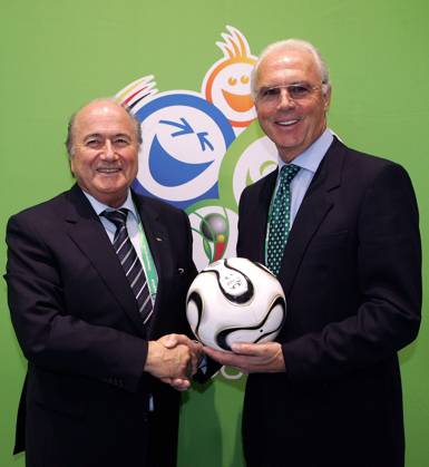 Auf gute Zusammenarbeit: FIFA Präsident Joseph S. Blatter (Schweiz, li.) und OK Präsident Franz Beckenbauer (Deutschland) glauben an das Gelingen der WM -  Fußball WM Herren Vorschau 2006, Shooting, Fotoshooting, Fototermin, Pressetermin Gruppe Logo, Emblem, Turnierlogo, Turnieremblem München Harmonie Freude,