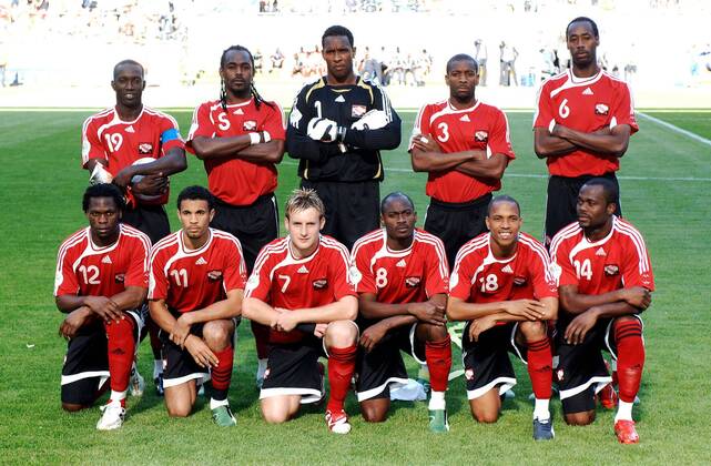 Mannschaftsfoto Trinidad und Tobago, hi.v.li.: Dwight Yorke, Brent Sancho, Torwart Shaka Hislop, Avery John, Dennis Lawrence; vorn: Collin Samuel, Carlos Edwards, Chris Birchall, Christopher Birchall, Cyd Gray, Densill Theobald ...- Fußball WM Herren WM 2006, Länderspiel, Nationalteam, Gruppe B, Nationaltrikot, Totale Dortmund