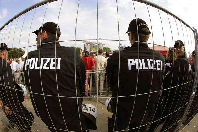 Polizisten bewachen das Public Viewing am Heiligengeistfeld in Hamburg Fußball Herren WM 2006, Fanfest, Fan Fest, Party, o0 FIFA Fanmeile Gruppe Hamburg Fußball Herren WM 2006, Fanfest, Fan Fest, Party, o0 FIFA Fanmeile Gruppe Hamburg