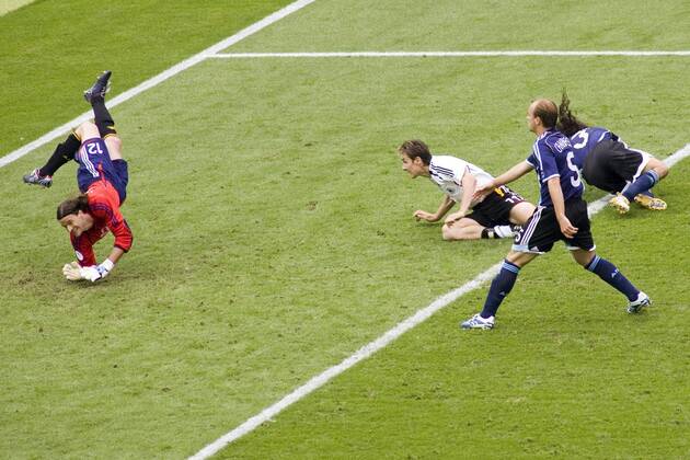 Miroslav Klose (Deutschland, 2.v.li.) erzielt den 1:1 Ausgleich, Torwart Leonardo Franco, Esteban Cambiasso (2.v.re.) und Juan Pablo Sorin (alle Argentinien) können ihn nicht daran hindern Fußball WM Herren WM 2006, Länderspiel, Nationalteam, Nationaltrikot, Viertelfinale, Deutschland - Argentinien 5:3 n.E Gruppe Werbung Berlin Dynamik, Fußball WM Herren WM 2006, Länderspiel, Nationalteam, Nationaltrikot, Viertelfinale, Deutschland - Argentinien 5:3 n.E Gruppe Werbung Berlin Dynamik,