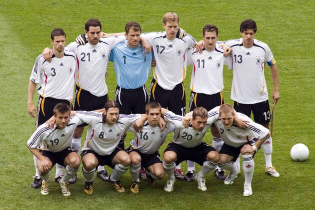 Mannschaftsfoto Deutschland - hi.v.li.: Arne Friedrich, Christoph Metzelder, Torwart Jens Lehmann, Per Mertesacker, Miroslav Klose, Michael Ballack - vorn: Bernd Schneider, Torsten Frings, Phillip Lahm, Lukas Podolski, Bastian Schweinsteiger Fußball WM Herren WM 2006, Länderspiel, Nationalteam, Viertelfinale, Nationaltrikot Totale Berlin Fußball WM Herren WM 2006, Länderspiel, Nationalteam, Viertelfinale, Nationaltrikot Totale Berlin