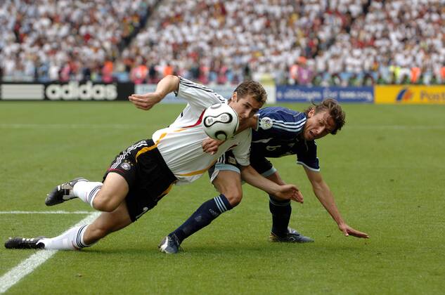 Miroslav Klose (Deutschland, li.) gegen Gabriel Heinze (Argentinien) Fußball WM Herren WM 2006, Länderspiel, Nationalteam, Viertelfinale, Nationaltrikot, Deutschland - Argentinien 5:3 n.E Gruppe Berlin Kampf, Dynamik, Fußball WM Herren WM 2006, Länderspiel, Nationalteam, Viertelfinale, Nationaltrikot, Deutschland - Argentinien 5:3 n.E Gruppe Berlin Kampf, Dynamik,