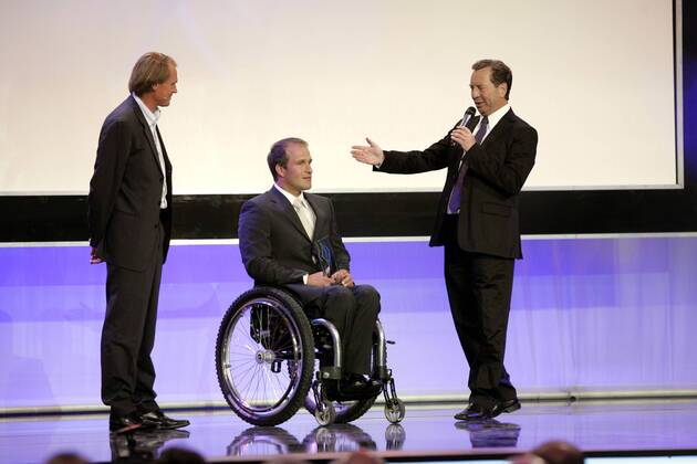 Monoskifahrer Martin Braxenthaler (Mitte) wird in der Kategorie - Jetzt Erst Recht Preis - mit dem Bayerischen Sportpreis 2006 ausgezeichnet, daneben Laudator Markus Wasmeier (li.) und Moderator Gerd Rubenbauer (alle Deutschland) Behindertensport Herren Bayerischer Sportpreis 2006, Bayrischer, Preisverleihung, Ehrung, Auszeichnung monoski, behinderte Gruppe Sportmoderator behindert, Behinderung München Sportlerehrung, Sportlerauszeichnung Behindertensport Herren Bayerischer Sportpreis 2006, Bayrischer, Preisverleihung, Ehrung, Auszeichnung monoski, behinderte Gruppe Sportmoderator behindert, Behinderung München Sportlerehrung, Sportlerauszeichnung