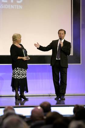 Anna Maria Heinzl wird in der Kategorie - Sportliches Lebenswerk - für ihre sportliche Förderung blinder und sehbehinderter junger Menschen mit dem Bayerischen Sportpreis 2006 ausgezeichnet, re. Moderator Gerd Rubenbauer (beide Deutschland) Behindertensport Damen Bayerischer Sportpreis 2006, Bayrischer, Preisverleihung, Ehrung, Auszeichnung Gruppe München Behindertensport Damen Bayerischer Sportpreis 2006, Bayrischer, Preisverleihung, Ehrung, Auszeichnung Gruppe München