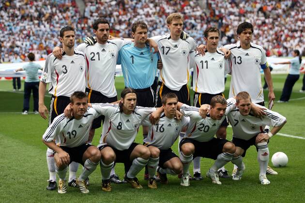 Mannschaftsfoto Deutschland, hi.v.li.: Arne Friedrich, Christoph Metzelder, Torwart Jens Lehmann, Per Mertesacker, Miroslav Klose, Michael Ballack; vorn: Bernd Schneider, Torsten Frings, Philipp Lahm, Lukas Podolski und Bastian Schweinsteiger Fußball WM Herren WM 2006, Länderspiel, Nationalteam, Nationaltrikot, Viertelfinale Totale Berlin Fußball WM Herren WM 2006, Länderspiel, Nationalteam, Nationaltrikot, Viertelfinale Totale Berlin