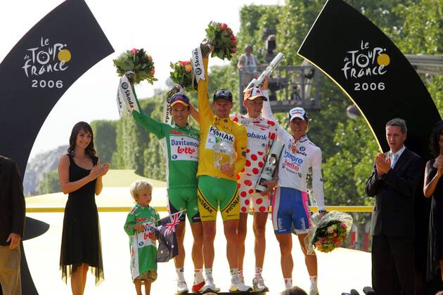 Die Trikotgewinner der Tour de France 2006 v.li.: Robbie McEwen (Australien Davitamon Lotto), Gesamtsieger Floyd Landis (USA Phonak), Mickael Rasmussen (Dänemark Rabobank), Damiano Cunego (Italien Lampre) - (pan15266) Radsport Herren 93. Tour de France 2006, ProTour, Straßenradsport, Straße, Rad, Gruppe Paris Champs Elysees, Elysee Freude, Radsport Herren 93. Tour de France 2006, ProTour, Straßenradsport, Straße, Rad, Gruppe Paris Champs Elysees, Elysee Freude,