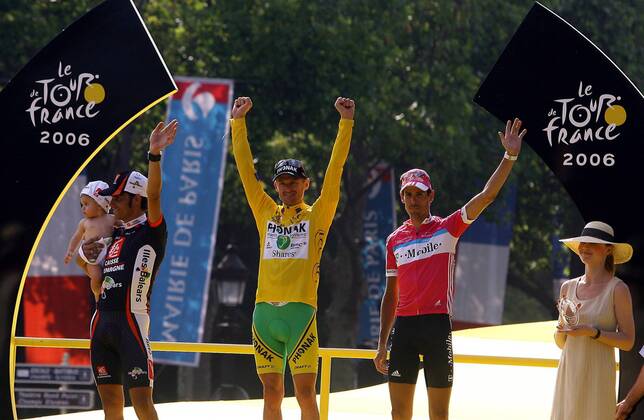 Siegerehrung Tour de France 2006: Gesamtsieger Floyd Landis (USA Phonak) zwischen dem zweiten Oscar Pereiro Sio (Spanien Caisse d Epargne - Illes Balears) mit Baby und Andreas Klöden (Deutschland T Mobile) - (pan15266) Radsport Herren 93. Tour de France 2006, ProTour, Straßenradsport, Straße, Rad, Gruppe Paris Champs Elysees, Elysee Freude, Radsport Herren 93. Tour de France 2006, ProTour, Straßenradsport, Straße, Rad, Gruppe Paris Champs Elysees, Elysee Freude,