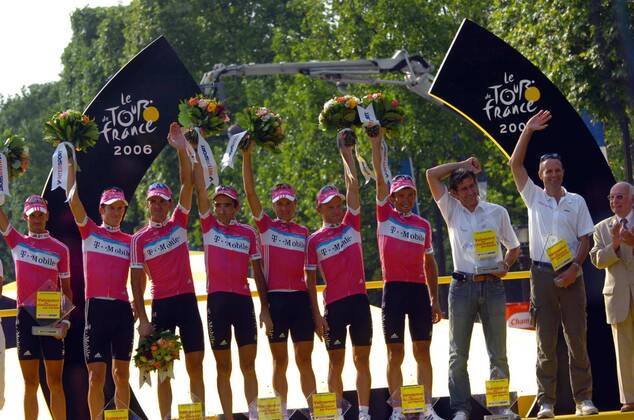 T Mobile gewinnt die Mannschaftswertung der Tour de France 2006 v.li.: Andreas Klöden, Michael Rogers, Eddy Mazzoleni, Giuseppe Guerini, Patrik Sinkewitz, Matthias Kessler, Serhiy Honchar, Valerio Piva, Mario Kummer - Radsport Herren 93. Tour de France 2006, ProTour, Straßenradsport, Straße, Rad, Totale Paris Champs Elysees Freude, Radsport Herren 93. Tour de France 2006, ProTour, Straßenradsport, Straße, Rad, Totale Paris Champs Elysees Freude,